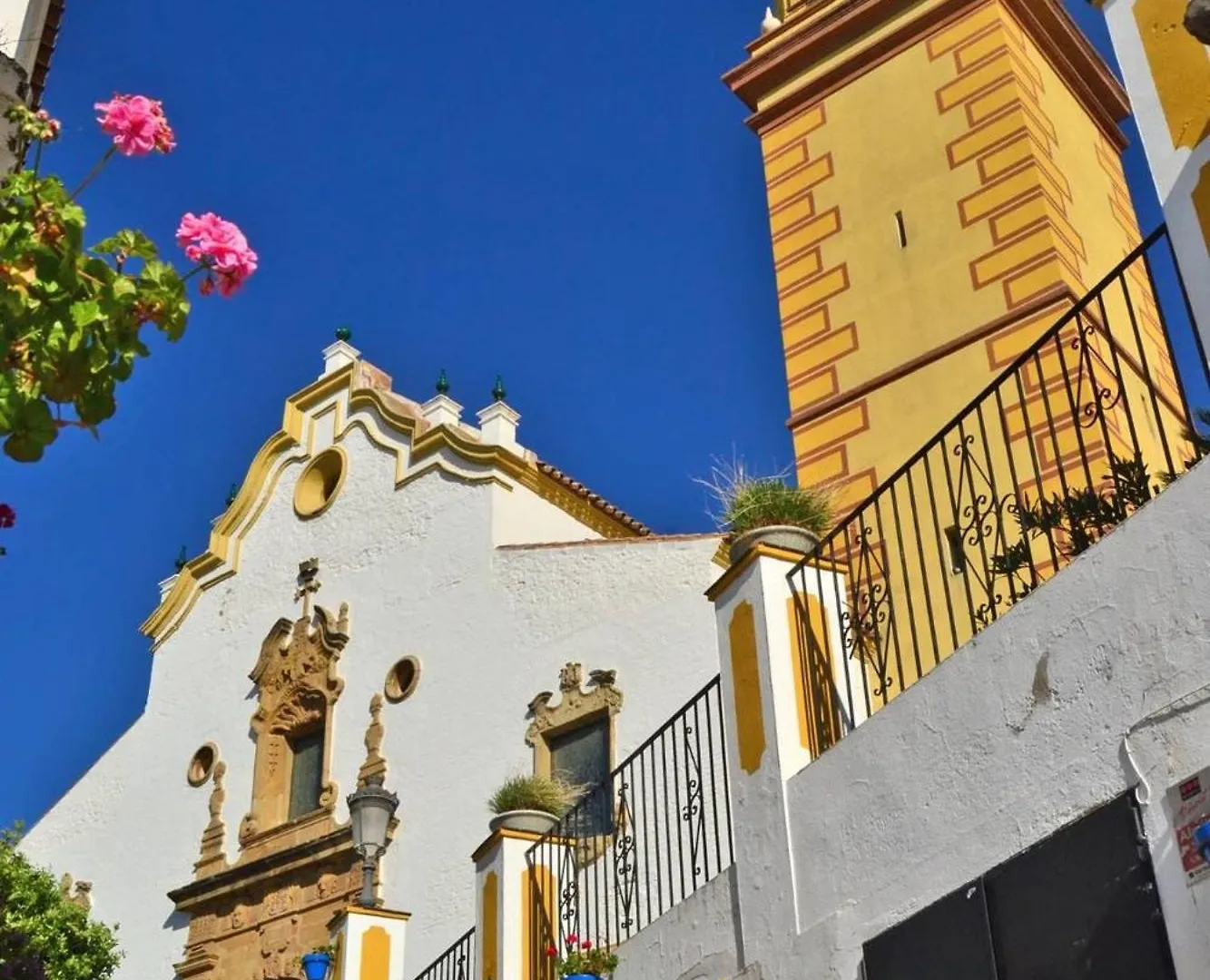 Apartment Exceptional Beachfront Complex With Pool In Costalita, Estepona Spain